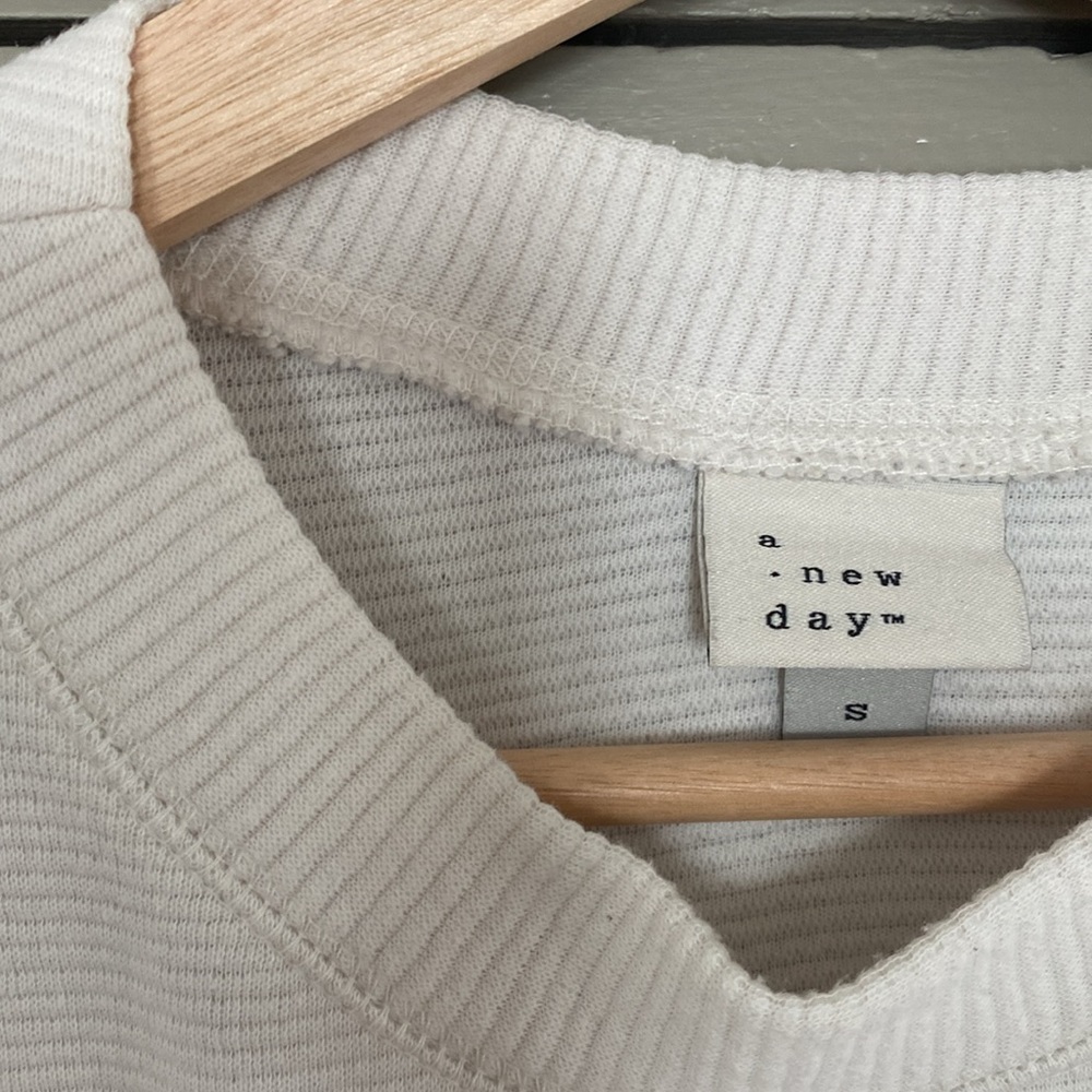 White pullover - Picture 3 of 5